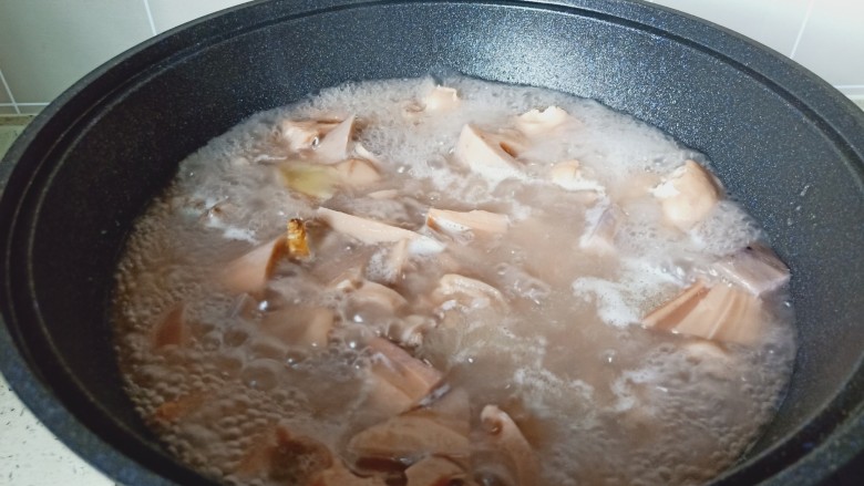 莲藕猪蹄汤,经过一个小时的炖煮，莲藕汤汁浓稠。