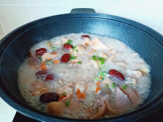 莲藕猪蹄汤,出锅前五分钟加入枸杞一起炖。出锅前撒点葱花，加鸡精调味，关火就可以品尝美美哒汤汁。