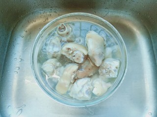 莲藕猪蹄汤,焯好水的猪蹄用清水把表面浮沫清洗干净。