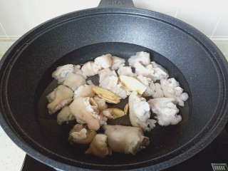 莲藕猪蹄汤,锅里放适量的清水，把焯好水的猪蹄放入锅里，加生姜片与料酒去腥。