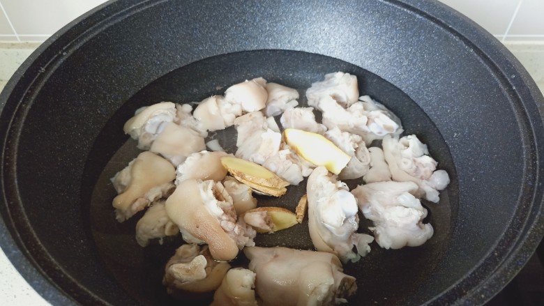 莲藕猪蹄汤,锅里放适量的清水，把焯好水的猪蹄放入锅里，加生姜片与料酒去腥。