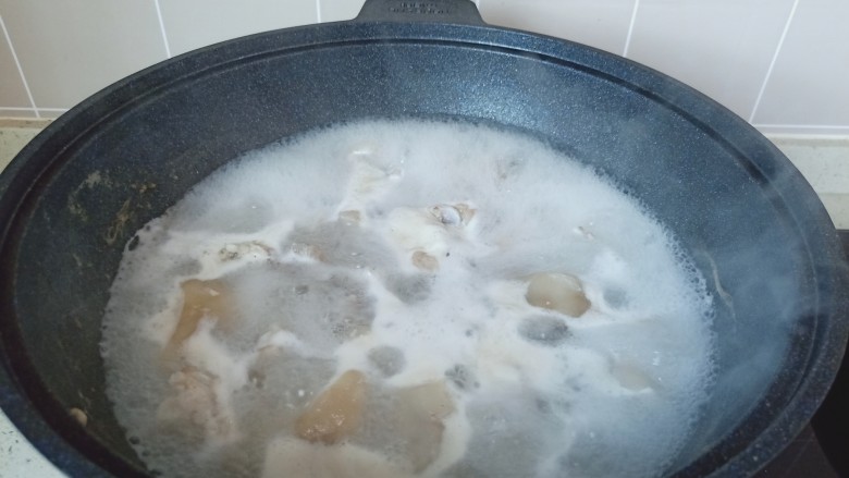 莲藕猪蹄汤,焯水五分钟左右。