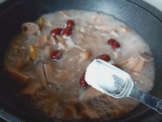 莲藕猪蹄汤,加入红枣炖煮10分钟，加盐调味。