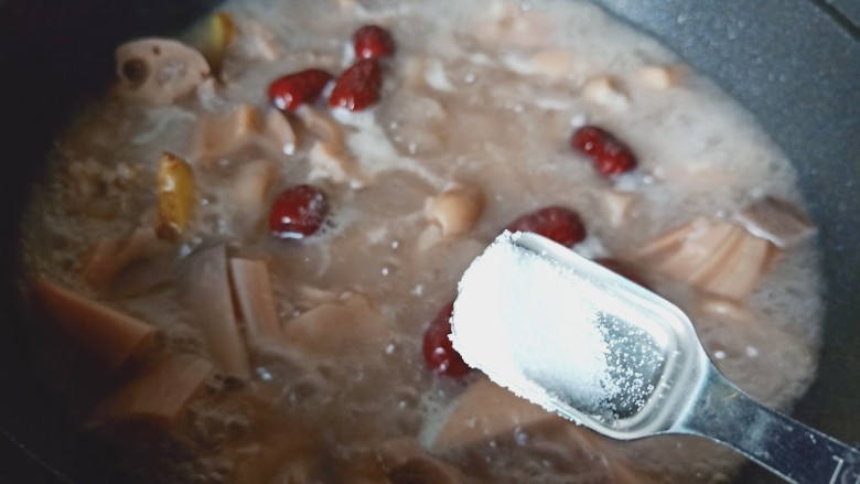 莲藕猪蹄汤,加入红枣炖煮10分钟，加盐调味。
