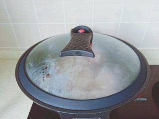 莲藕猪蹄汤,盖上盖子开大火焯水。