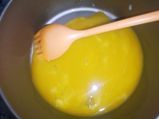 黄油鸡蛋儿童辅食小饼干,鸡蛋黄搅拌均匀备用