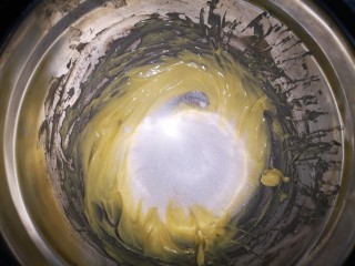 黄油鸡蛋儿童辅食小饼干,加入白砂糖搅拌均匀