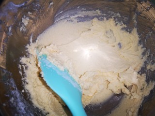黄油鸡蛋儿童辅食小饼干,用刮刀搅拌均匀
