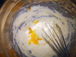 黄油鸡蛋儿童辅食小饼干,分三次加入鸡蛋黄并且每次都要搅拌均匀后再添加蛋黄