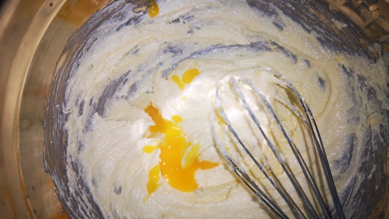 黄油鸡蛋儿童辅食小饼干,分三次加入鸡蛋黄并且每次都要搅拌均匀后再添加蛋黄
