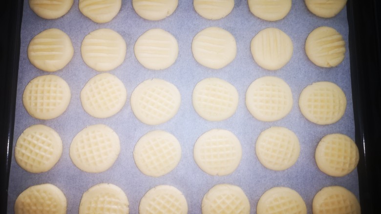 黄油鸡蛋儿童辅食小饼干,给饼干造型之前，把烤箱调到上下150度预热五分钟，造型时饼干厚度掌握在3CM左右的厚度
