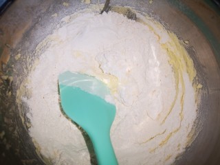 黄油鸡蛋儿童辅食小饼干,用筛子筛入低筋粉