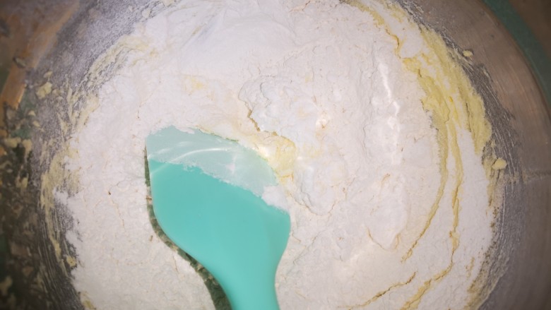 黄油鸡蛋儿童辅食小饼干,用筛子筛入低筋粉