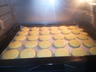 黄油鸡蛋儿童辅食小饼干,放入烤箱上下150度烤25分钟即可