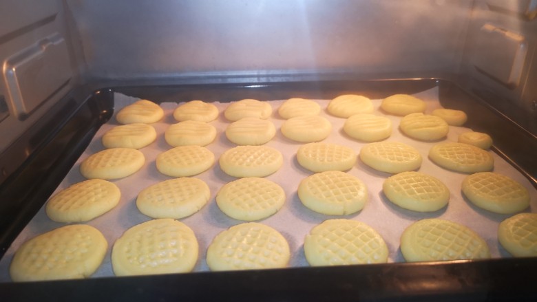 黄油鸡蛋儿童辅食小饼干,放入烤箱上下150度烤25分钟即可