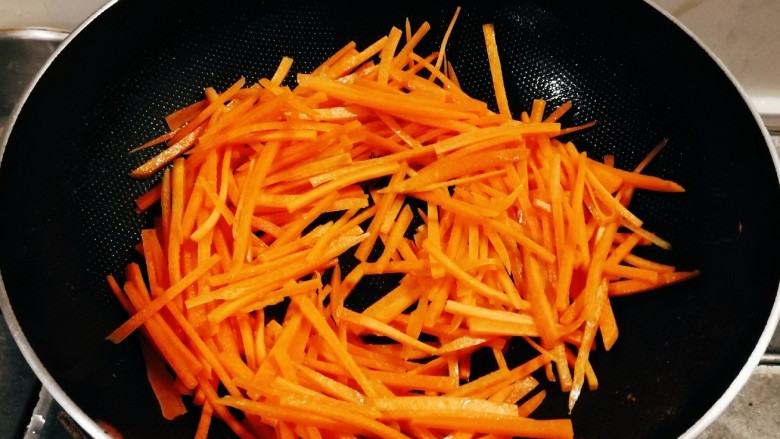 青椒炒胡萝卜,放入胡萝卜丝。