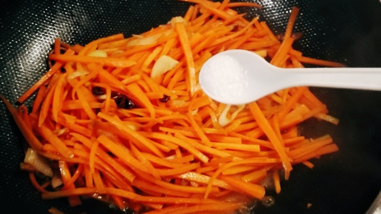 青椒炒胡萝卜,放入盐调味，翻炒均匀。