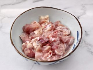 鸡腿肉豆角焖面,把鸡腿肉和调料混合拌匀腌制半小时。