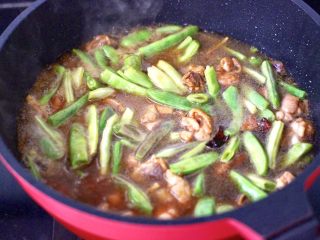 鸡腿肉豆角焖面,锅中倒入漫过食材的清水。
