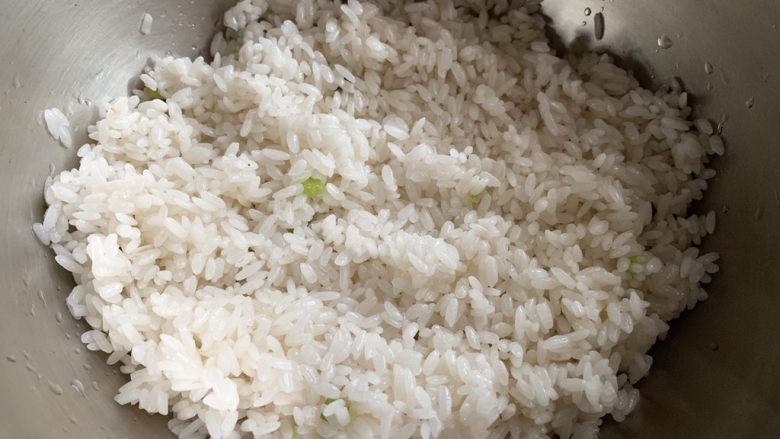 羊肉焖饭,然后将大米移入盆中，