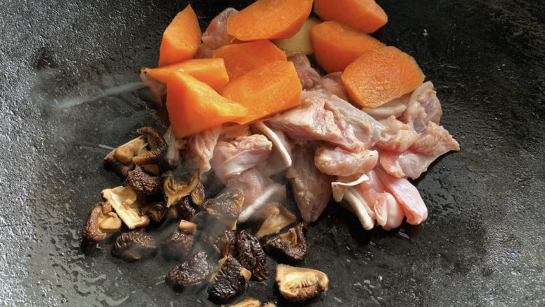 羊肉焖饭,加入香菇、胡萝卜块。