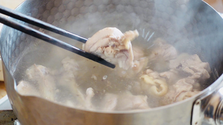 鸡腿炖蘑菇,水开后撇去表面浮沫，捞出沥干水分。