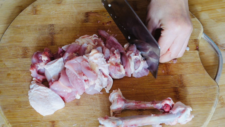 鸡腿炖蘑菇,鸡腿洗净去骨切成小块。