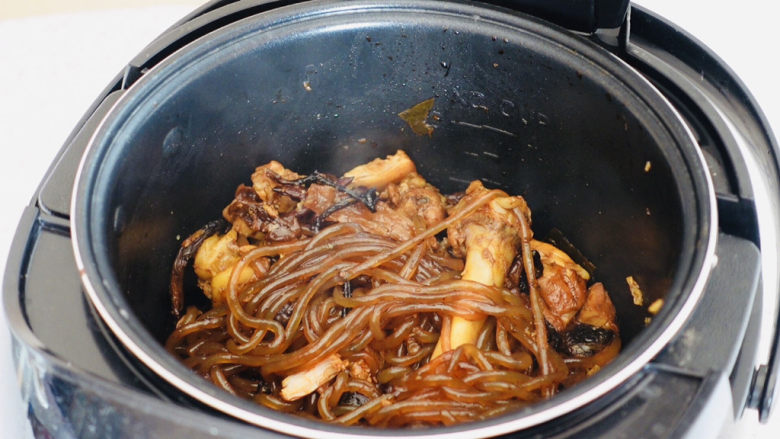 鸡腿炖蘑菇,电饭煲跳闸后可以尝一下咸淡后再搅拌均匀。