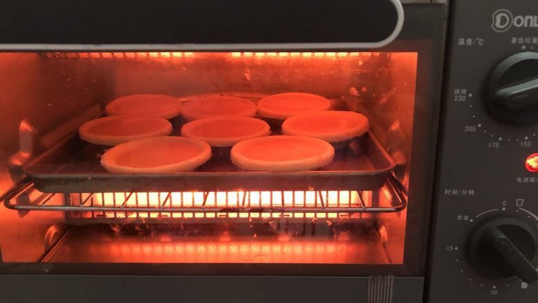 南瓜挞,慢慢放入烤箱里220度烤25分钟（每个烤箱不同，根据自己的烤箱调整）