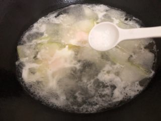 冬瓜鸡蛋汤,加入盐