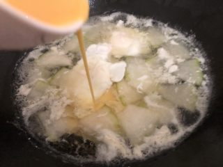 冬瓜鸡蛋汤,加入鸡蛋液筷子搅一下