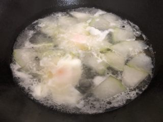 冬瓜鸡蛋汤,煮开一会打入两个鸡蛋