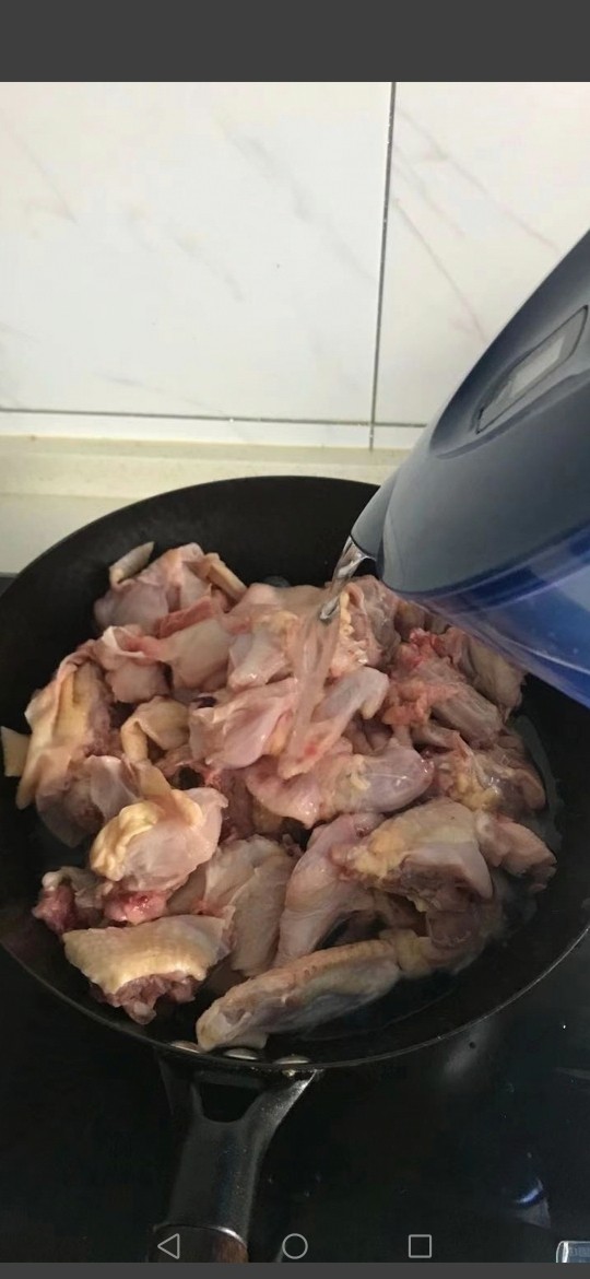 砂锅鸡,鸡肉剁小块焯水