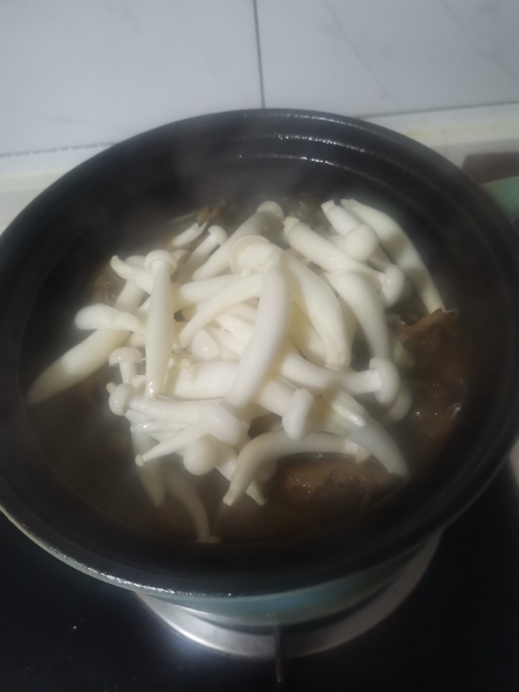 砂锅鸡,加入一点汤，在加白玉菇