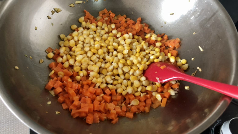 青椒炒胡萝卜,下玉米粒，