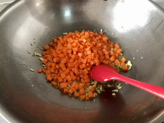 青椒炒胡萝卜,下胡萝卜粒，中火煸炒一分钟