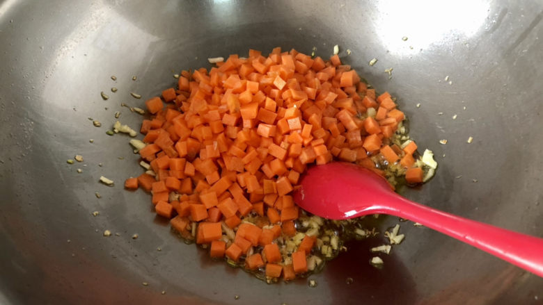 青椒炒胡萝卜,下胡萝卜粒，中火煸炒一分钟