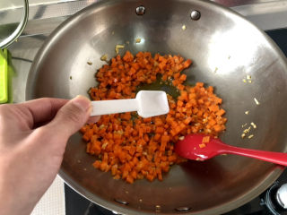 青椒炒胡萝卜,加少许盐，翻炒均匀，让胡萝卜有个基味