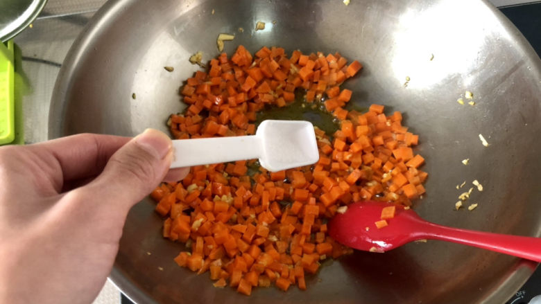 青椒炒胡萝卜,加少许盐，翻炒均匀，让胡萝卜有个基味