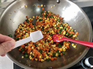 青椒炒胡萝卜,尝下咸淡，根据自己口味添加少许盐翻炒定味出锅