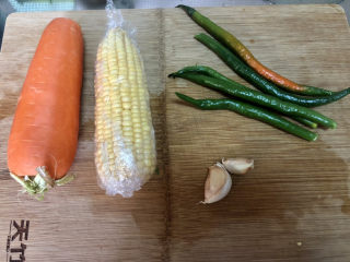 青椒炒胡萝卜,食材合照：胡萝卜一根，玉米一根，青线椒四五个毛，蒜两瓣