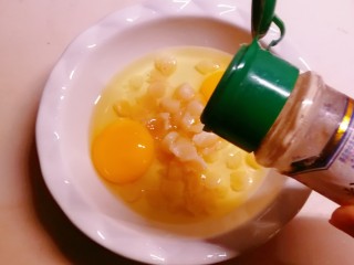 瑶柱蒸蛋,加入胡椒粉。