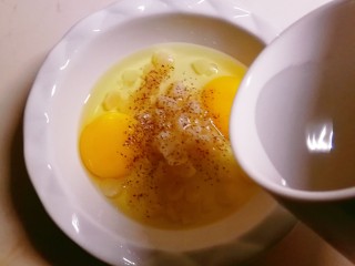 瑶柱蒸蛋,倒入100克温水。