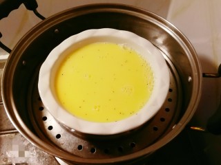 瑶柱蒸蛋,蒸锅水烧开，放入蒸锅。