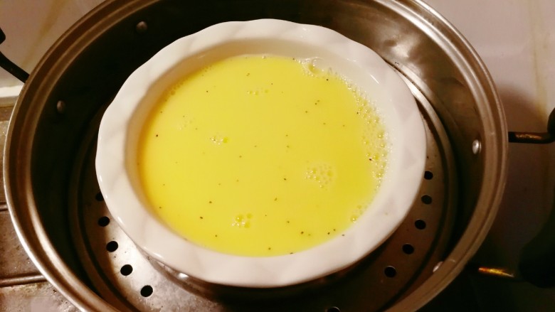 瑶柱蒸蛋,蒸锅水烧开，放入蒸锅。