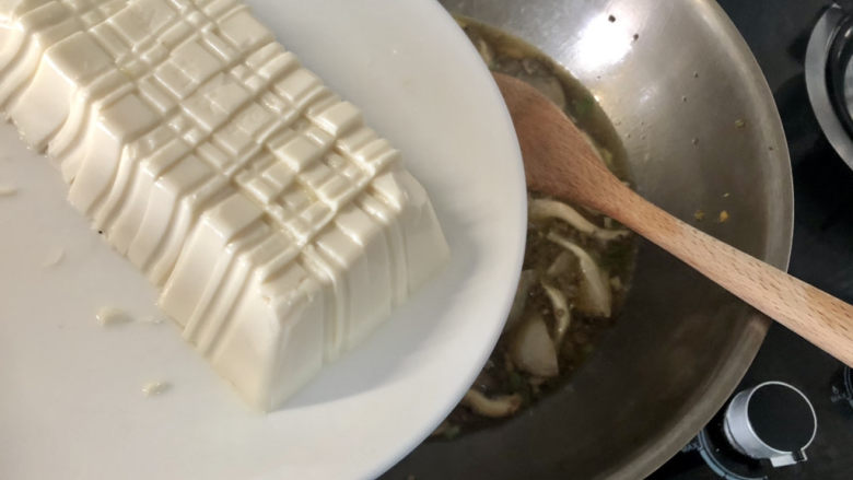 蘑菇炖豆腐,下豆腐块