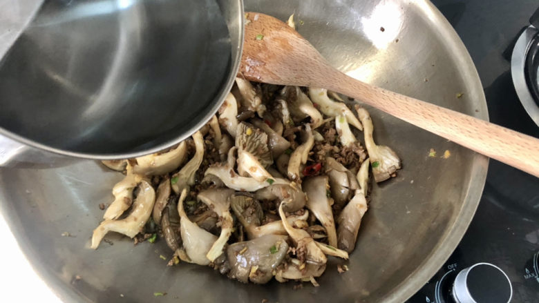 蘑菇炖豆腐,加入适量热水没过蘑菇，煮开
