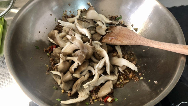 蘑菇炖豆腐,下蘑菇翻炒均匀