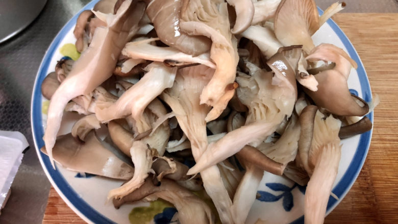 蘑菇炖豆腐,蘑菇撕小朵洗净，挤干水分