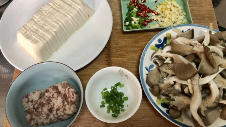 蘑菇炖豆腐,全部食材准备好